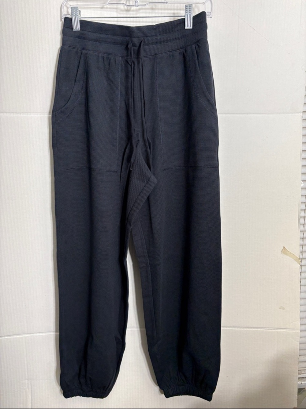 Aritzia TNA Black women Drawstring Joggers ray 1689